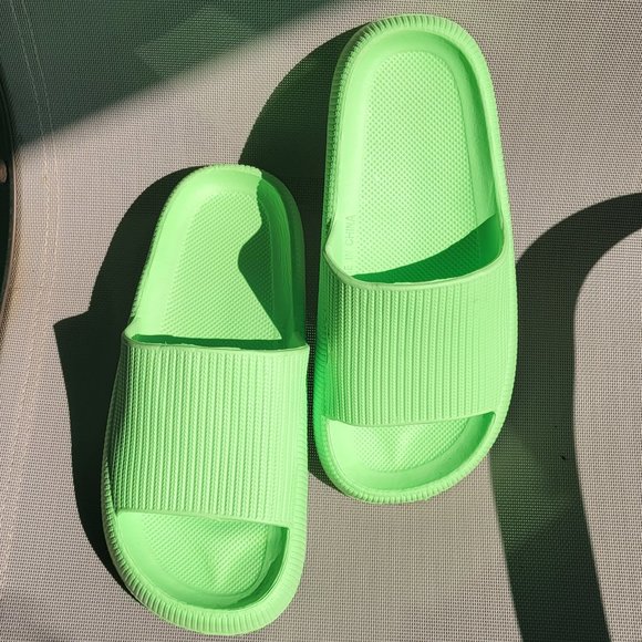 Cloud Cushion Cozi Slides Size 7.5 to 8 LNWOT - Picture 3 of 13